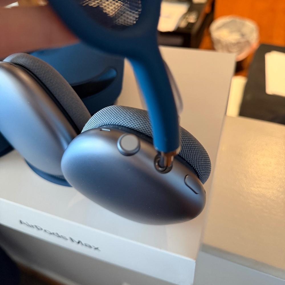 Apple AirPods Max Sky Blue (Like New) - Picture 4 of 4